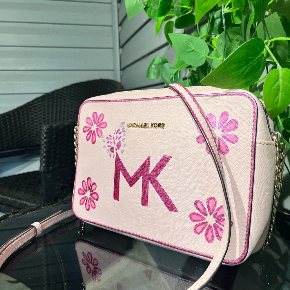 GORGEOUS Multicolored Light Pink Leather Medium Michael Kors Crossbody Bag